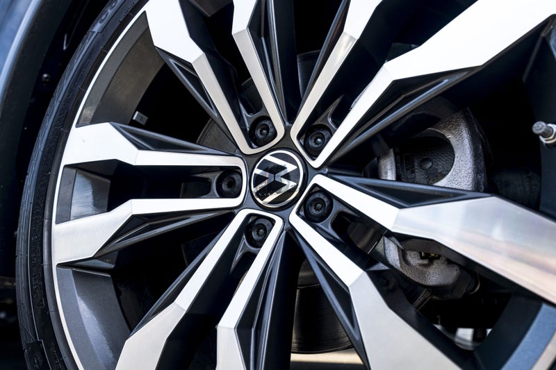 2025 Volkswagen Tiguan Allspace R-Line 4WD / Tu... image 5