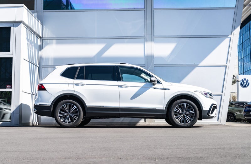 2025 Volkswagen Tiguan Allspace Style 4Motion P... image 2