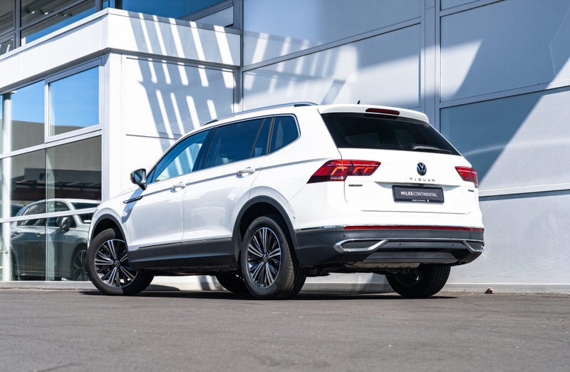 2025 Volkswagen Tiguan Allspace Style 4Motion P... image 3