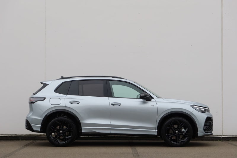 2025 Volkswagen Tiguan Black pack R-Line AWD image 2