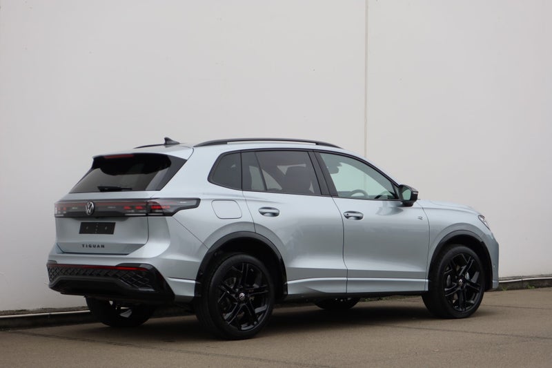 2025 Volkswagen Tiguan Black pack R-Line AWD image 3