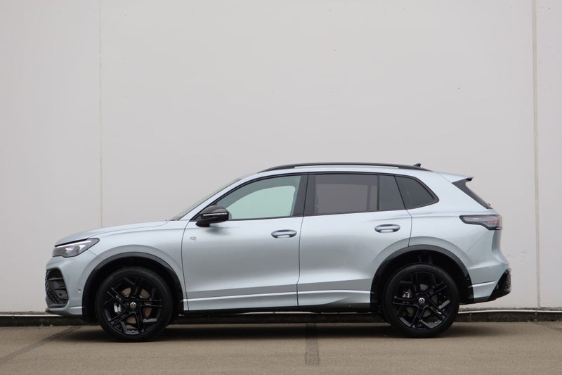 2025 Volkswagen Tiguan Black pack R-Line AWD image 5