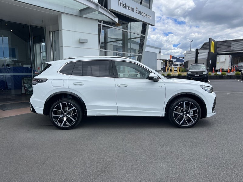 2025 Volkswagen Tiguan R-LINE 2.0 4MOTION image 3