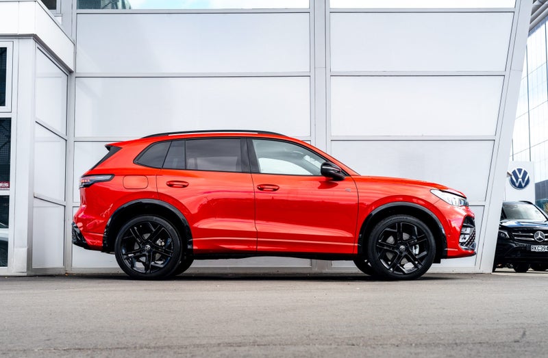 2025 Volkswagen Tiguan R-Line 2.0 Turbo AWD Tou... image 2