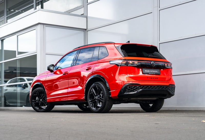 2025 Volkswagen Tiguan R-Line 2.0 Turbo AWD Tou... image 3