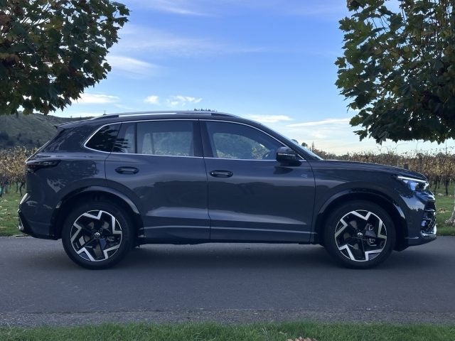 2025 Volkswagen Tiguan R-Line 2WD image 3