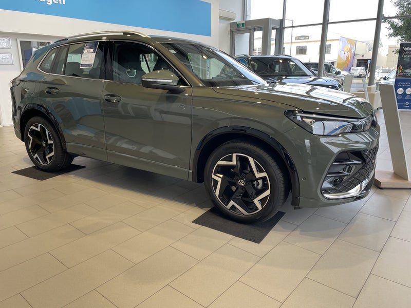 2025 Volkswagen Tiguan R-Line 2WD image 1