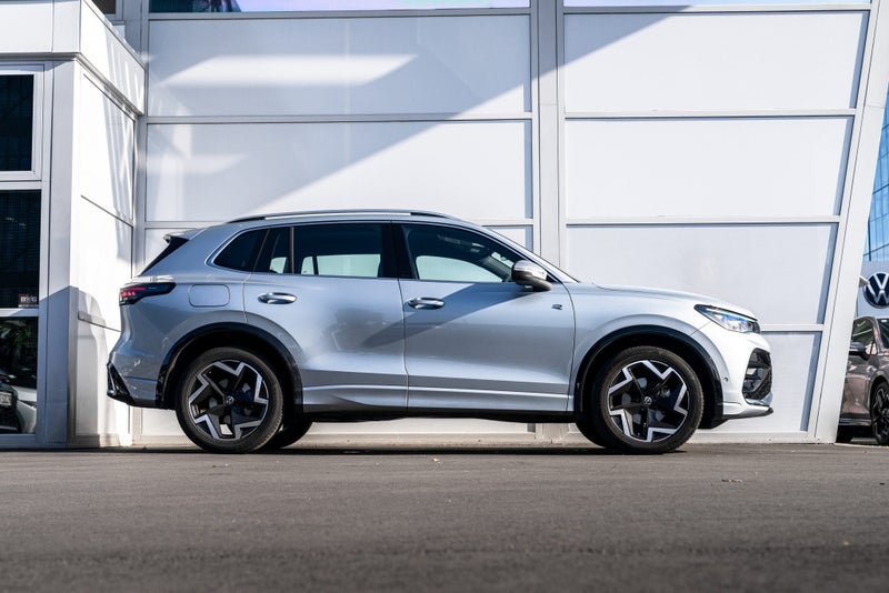 2025 Volkswagen Tiguan R-Line 2WD Facelift Petr... image 4