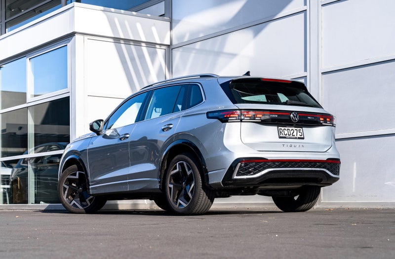 2025 Volkswagen Tiguan R-Line 2WD Facelift Petr... image 5