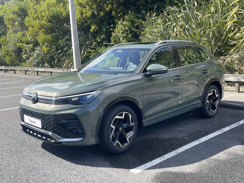 2025 Volkswagen Tiguan R-Line 2WD Touring Black... image 4