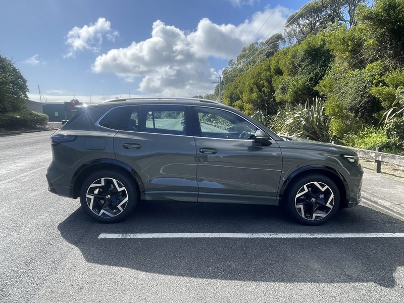 2025 Volkswagen Tiguan R-Line 2WD Touring Black... image 5