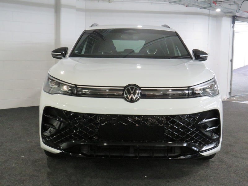 2025 Volkswagen Tiguan R-LINE image 4