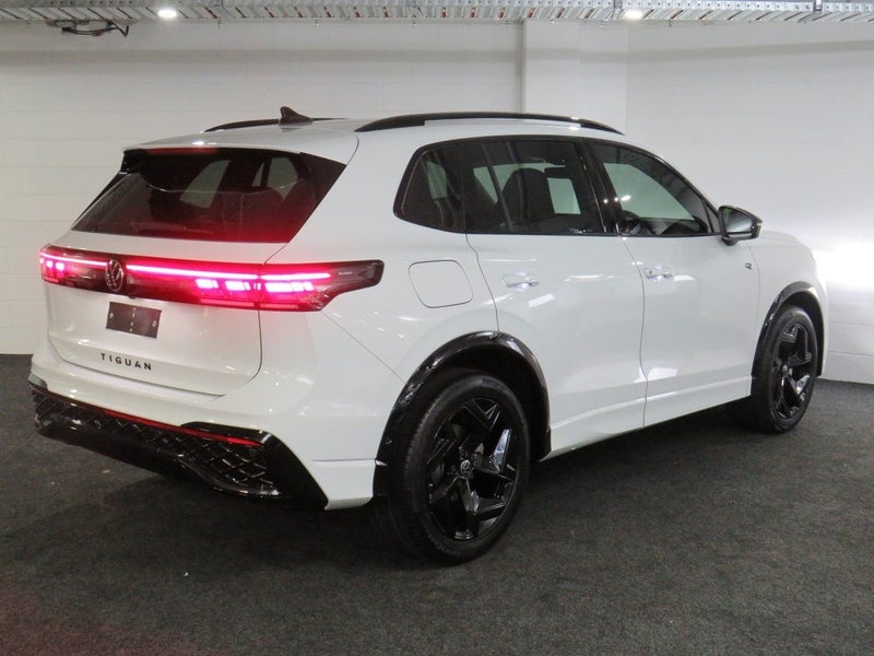 2025 Volkswagen Tiguan R-LINE image 5
