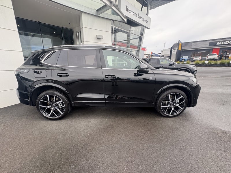 2025 Volkswagen Tiguan R-LINE 4MOTION 195kW image 3