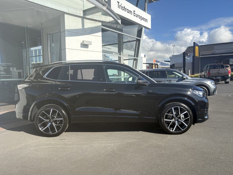 2025 Volkswagen Tiguan R-LINE 4MOTION 195kW TOU... image 4