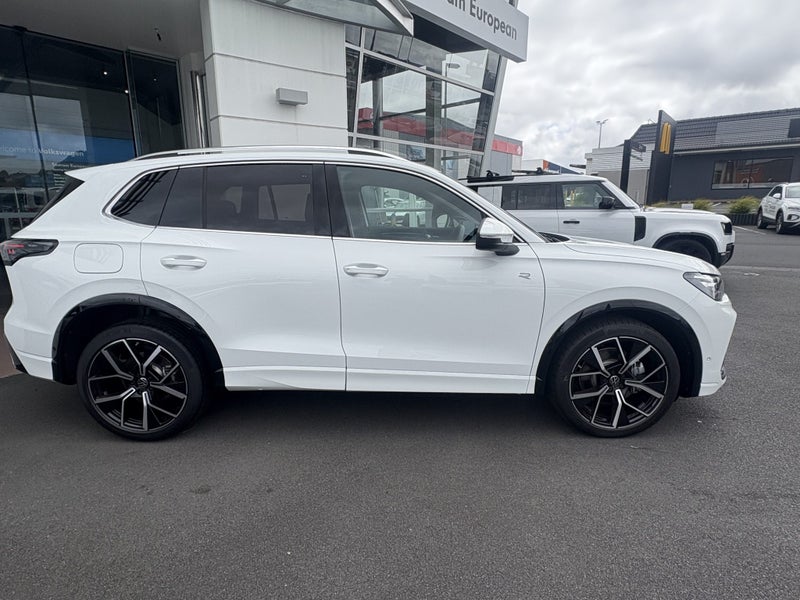 2025 Volkswagen Tiguan R-Line 4WD 2.0T Touring... image 3