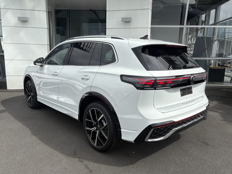 2025 Volkswagen Tiguan R-Line 4WD 2.0T Touring... image 4