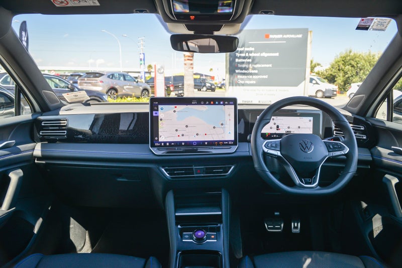 2025 Volkswagen Tiguan R-Line AWD 2.0 image 3