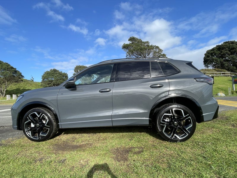 2025 Volkswagen Tiguan R-Line AWD image 5