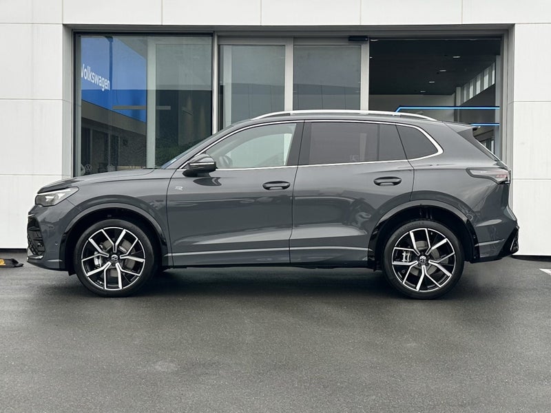 2025 Volkswagen Tiguan R-Line AWD 2.0PT image 3