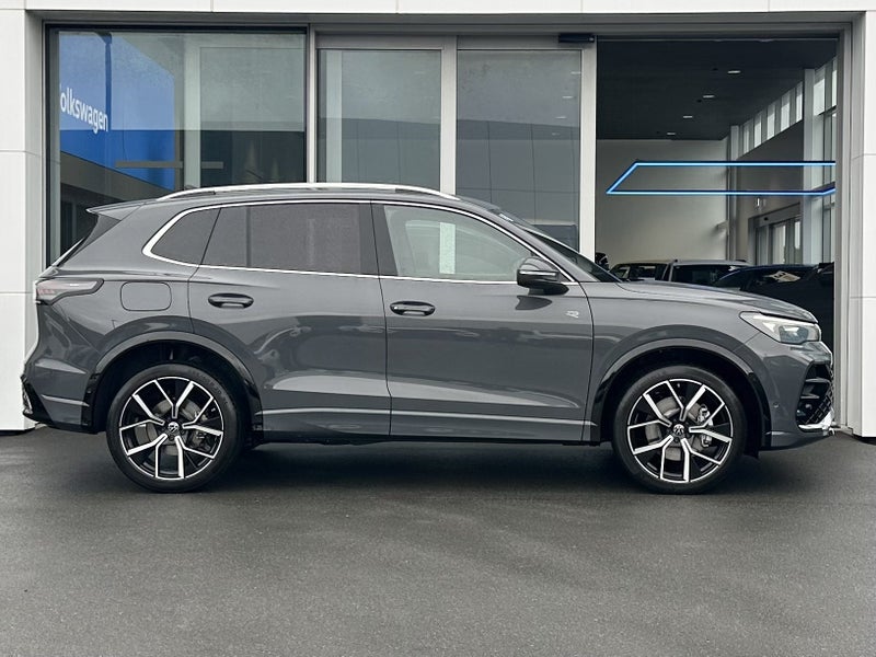 2025 Volkswagen Tiguan R-Line AWD 2.0PT image 4