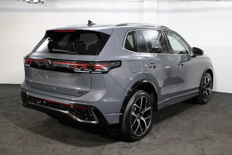 2025 Volkswagen Tiguan R-LINE AWD image 3