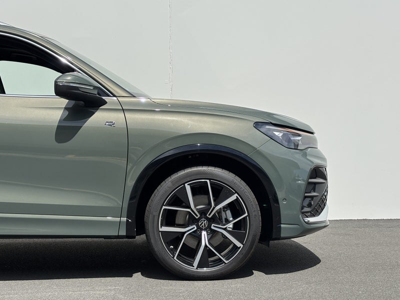 2025 Volkswagen Tiguan R-Line AWD image 3