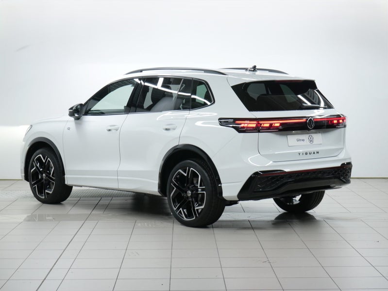 2025 Volkswagen Tiguan R-Line AWD Black P Tour image 3
