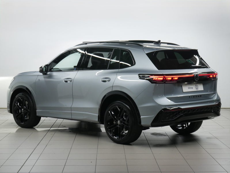 2025 Volkswagen Tiguan R-Line AWD Black P Tour image 3