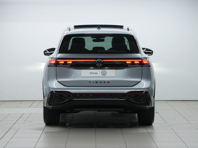 2025 Volkswagen Tiguan R-Line AWD Black P Tour image 4