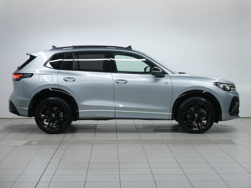 2025 Volkswagen Tiguan R-Line AWD Black P Tour image 5