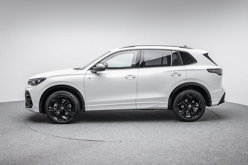 2025 Volkswagen Tiguan R-Line AWD Black Pack image 4