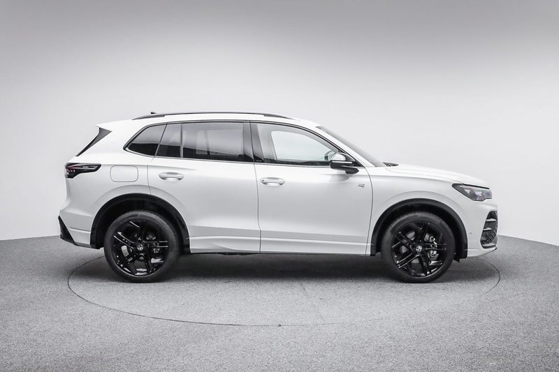 2025 Volkswagen Tiguan R-Line AWD Black Pack image 5