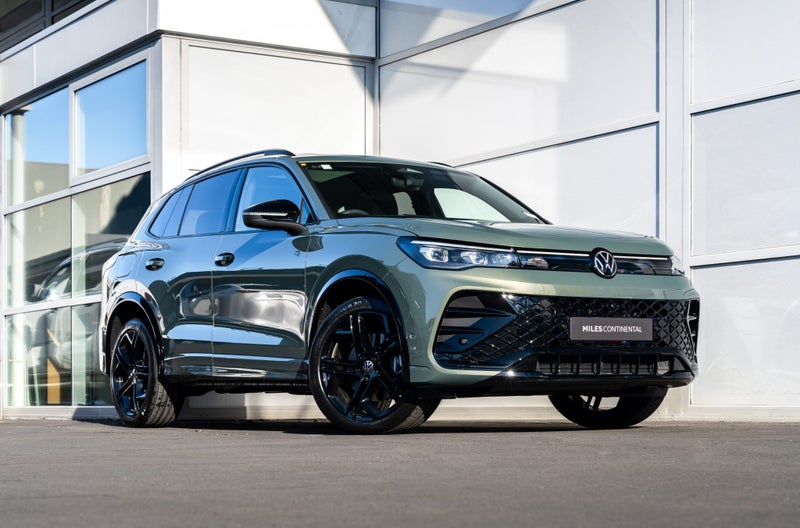 2025 Volkswagen Tiguan R-Line AWD Touring & Bla... image 1
