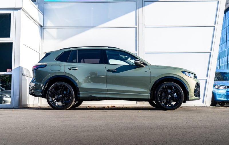 2025 Volkswagen Tiguan R-Line AWD Touring & Bla... image 4