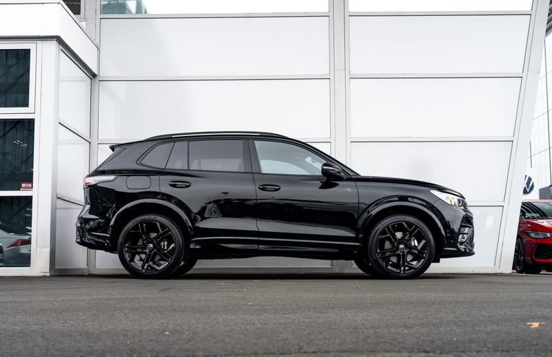 2025 Volkswagen Tiguan R-Line AWD Touring & Bla... image 4