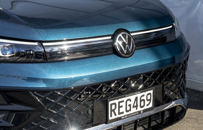 2025 Volkswagen Tiguan R-Line AWD Turbo 195kW image 3