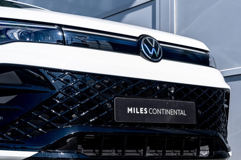 2025 Volkswagen Tiguan R-Line AWD Turbo 195kW B... image 3
