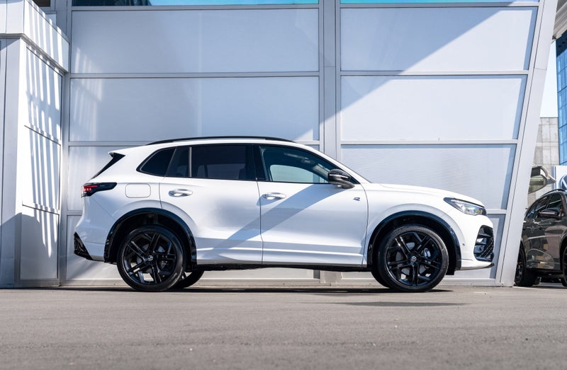 2025 Volkswagen Tiguan R-Line AWD Turbo 195kW B... image 5