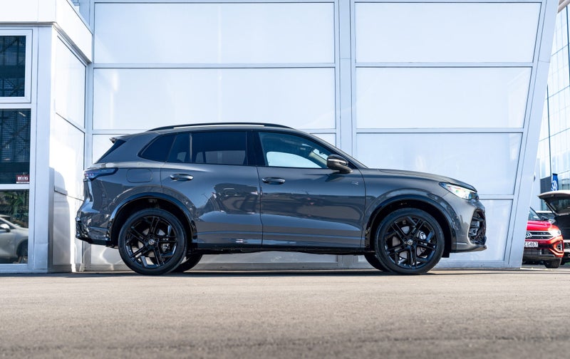 2025 Volkswagen Tiguan R-Line AWD Turbo 195kW B... image 4
