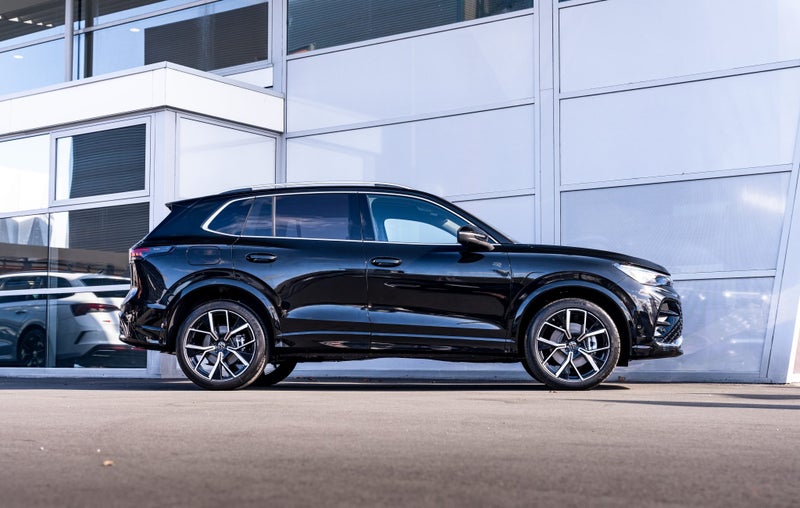 2025 Volkswagen Tiguan R-Line AWD Turbo 195kW T... image 4