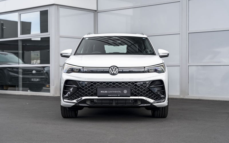 2025 Volkswagen Tiguan R-Line Touring 2WD Petro... image 4