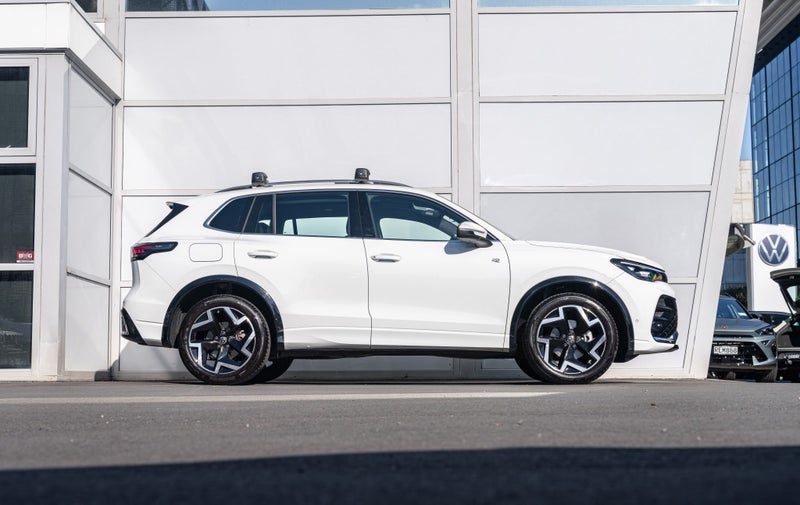 2025 Volkswagen Tiguan R-Line Touring 2WD Petro... image 3