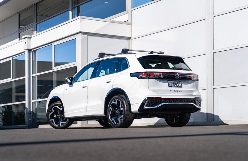 2025 Volkswagen Tiguan R-Line Touring 2WD Petro... image 5