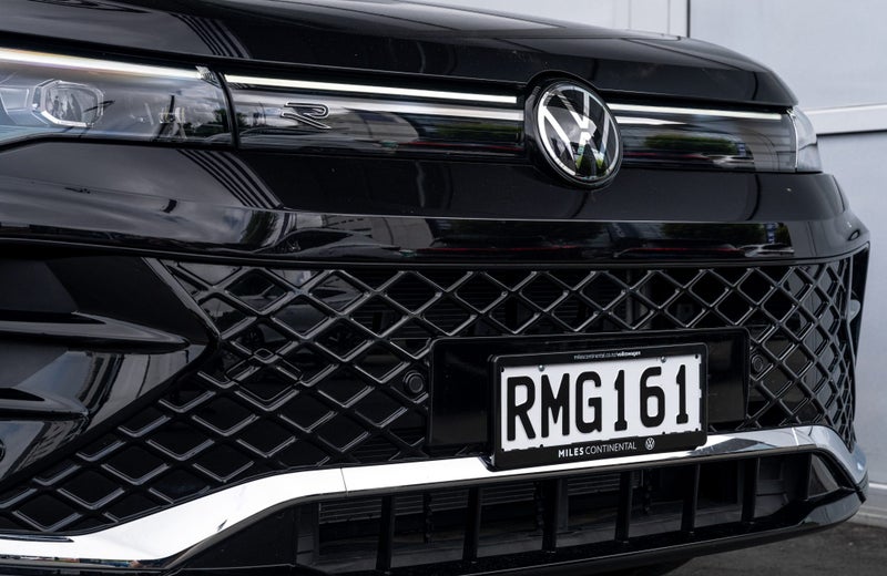 2025 Volkswagen Tiguan R-Line Touring 2WD Petro... image 2