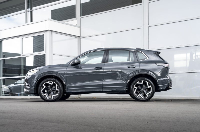 2025 Volkswagen Tiguan R-Line Touring 2WD Petro... image 5