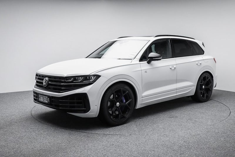 2025 Volkswagen Touareg R Phev image 3