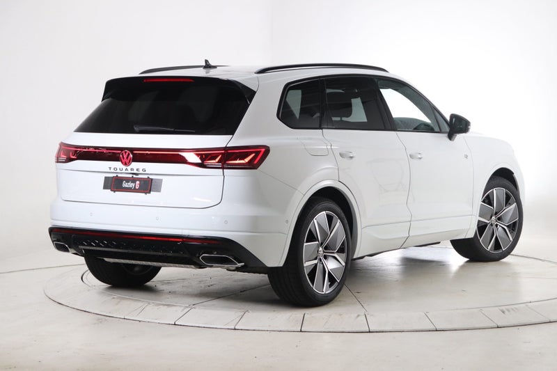2025 Volkswagen Touareg TDI V6S R-Line image 2