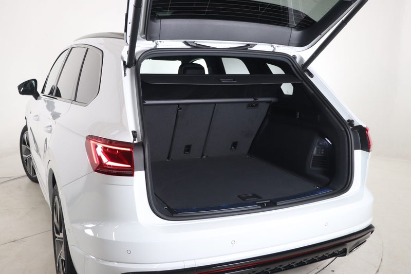 2025 Volkswagen Touareg TDI V6S R-Line image 3