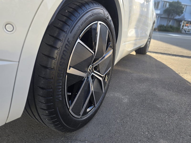 2025 Volkswagen Touareg V6S R-Line 210KW TDi - image 3